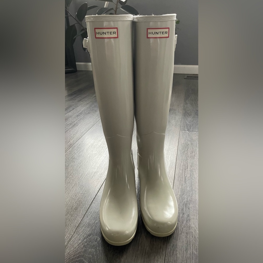 EUC women’s tall Hunter boot.  Chalk gloss boot.  Sz 8